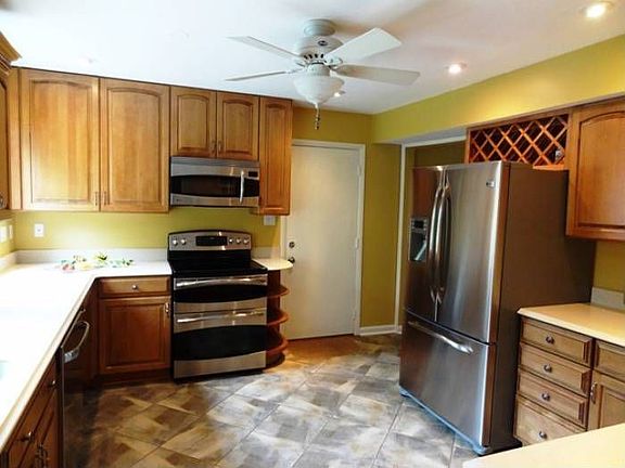 Gourmet Kitchen w/Wet Bar