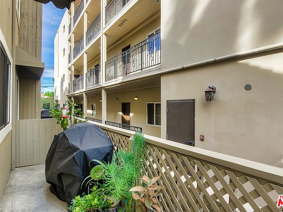 2nd image of 13041 Moorpark St APT 1