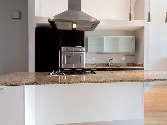 06_1800RidgeAve102_177003_Kitchen_HiRes