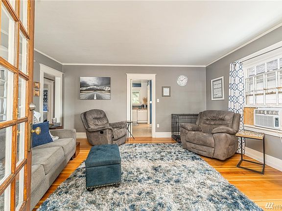 3rd image of 421 Okanogan Ave