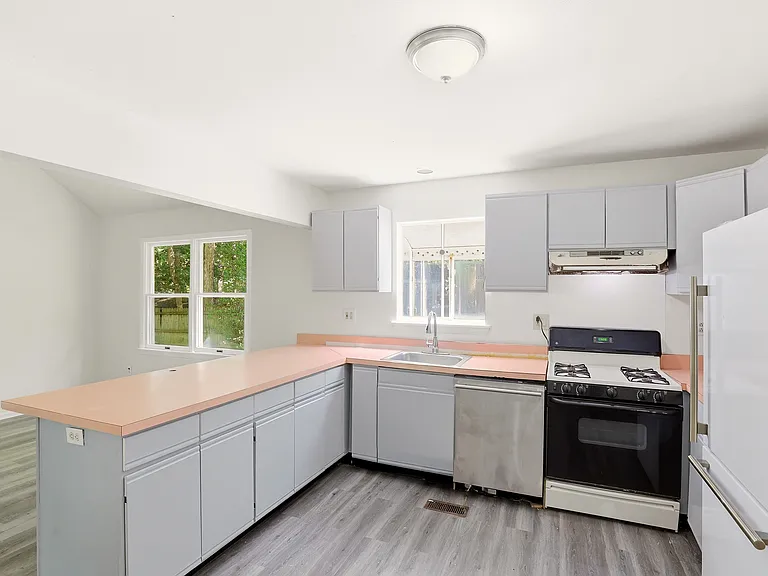1305 Marshall St — Photo 6