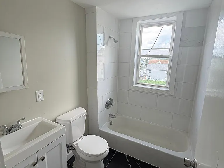 470 21st St #3L — Photo 4
