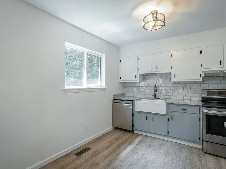1364 Meadowood Dr — Photo 5