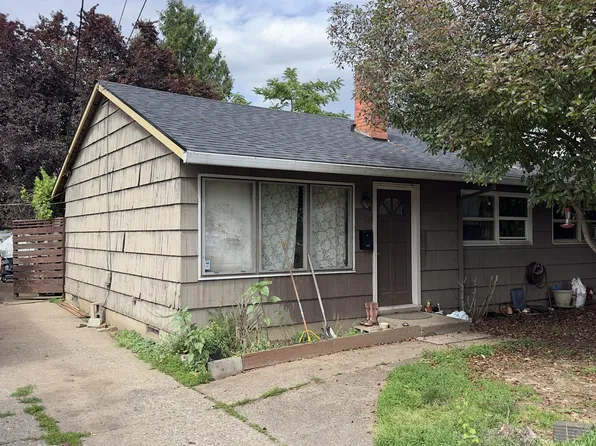 9135 SE Pine St, Portland, OR 97216