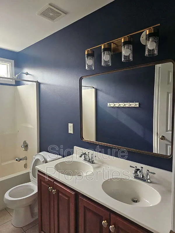 5 bed, 3.5 bath, 3238 sqft, $3,600 — Photo 3