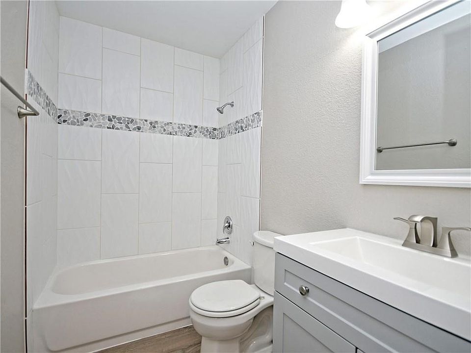 1st image of 527 Gregory Ct