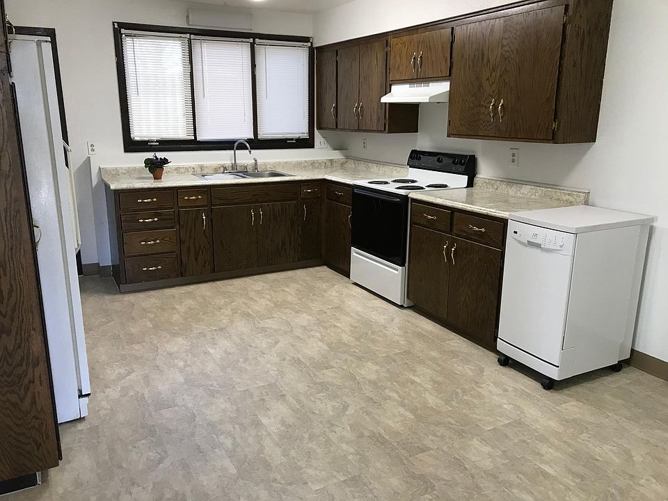 Large eat-in-kitchen Refrigerator, stove and Dishwasher