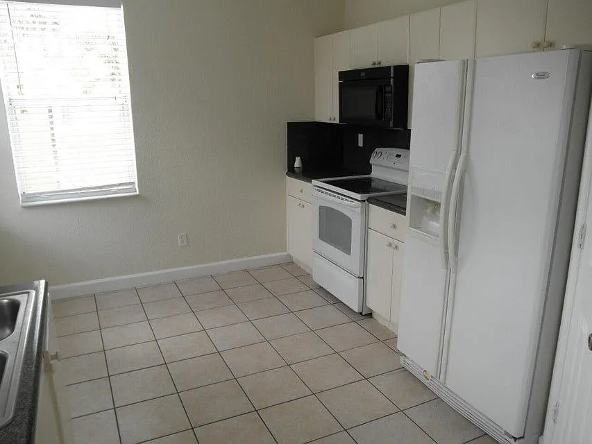 4 bed, 3.5 bath, 1988 sqft, $2,500 — Photo 4