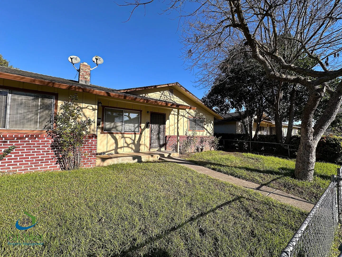 $3495 - Remodeled 3 bed, 1 bath duplex near Gilroy Highschool — Photo 2