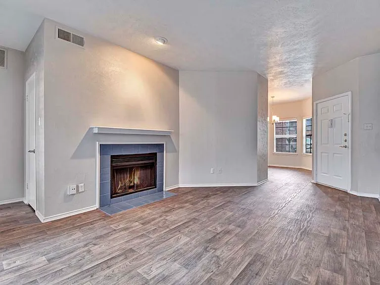 1303 Main — Photo 5