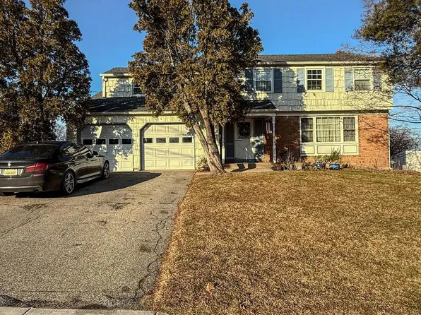 4 Bellows Ln, Cherry Hill, NJ 08002