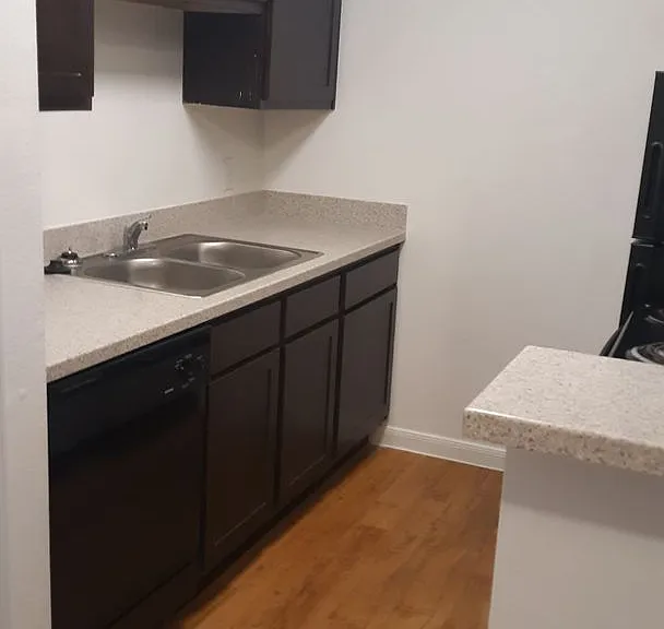 Emerald Cove Apartments — Photo 16