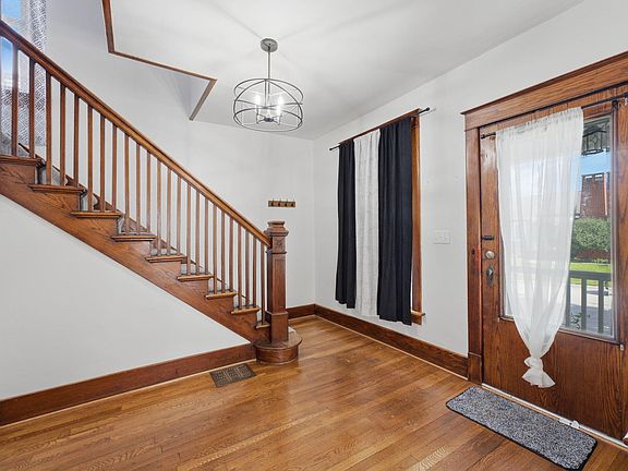 4th image of 105 E 10th St