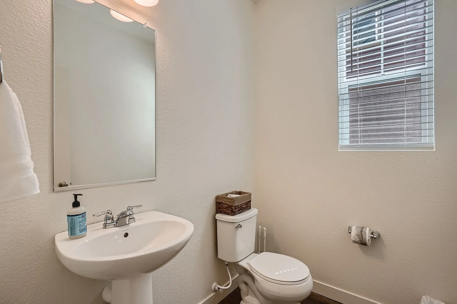 3 bed, 2.5 bath, 2079 sqft, $4,200 — Photo 4
