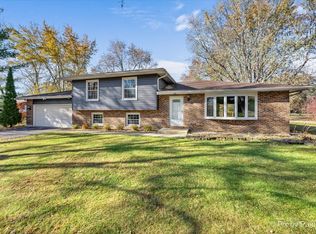 4N850 E Mary Dr, St Charles, IL 60175