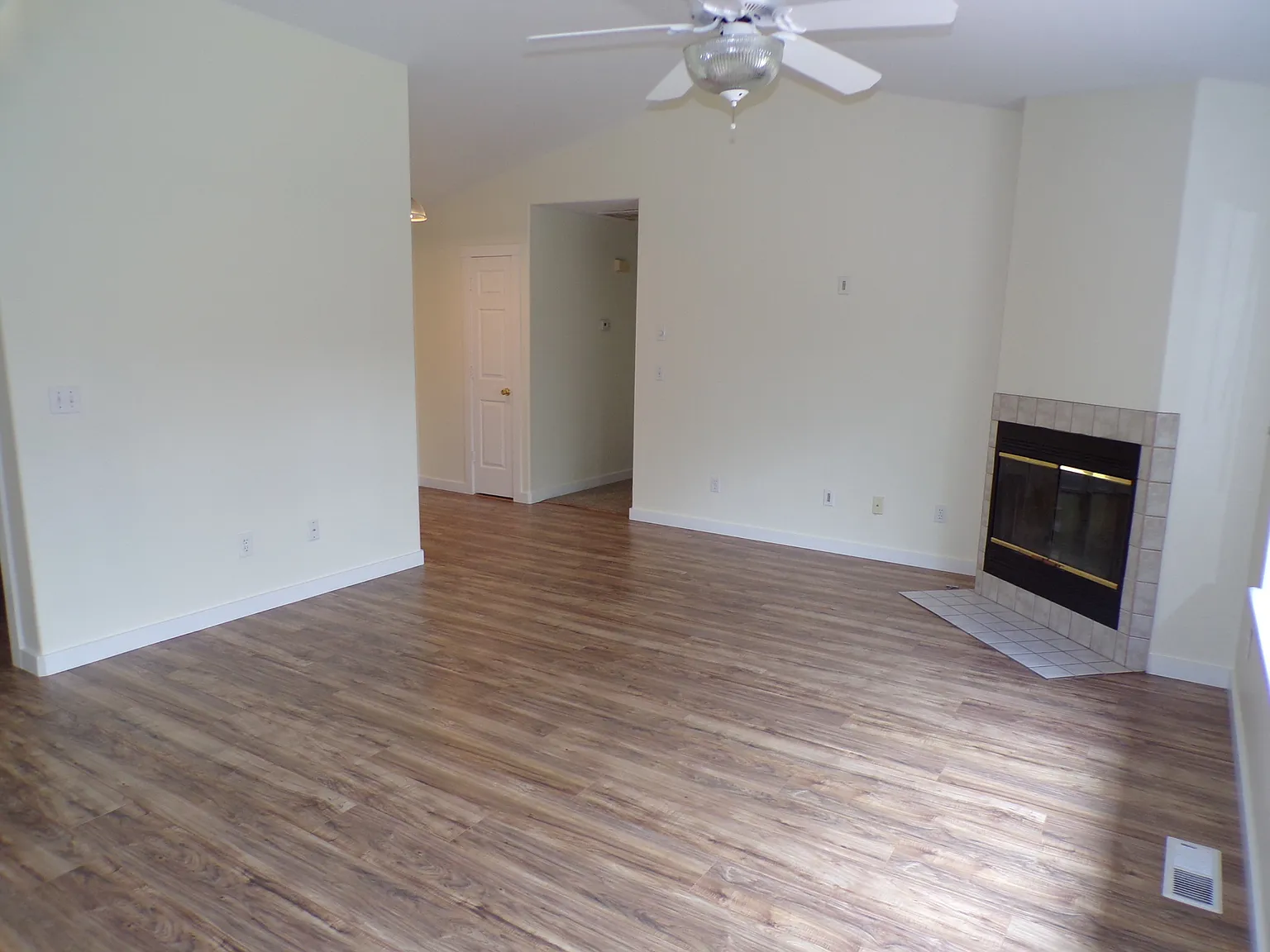 3 bed, 1230 sqft, $2,395 — Photo 4