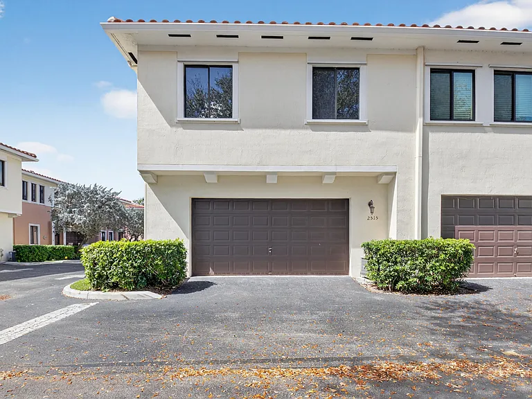 2515 Venetian Ct — Photo 2