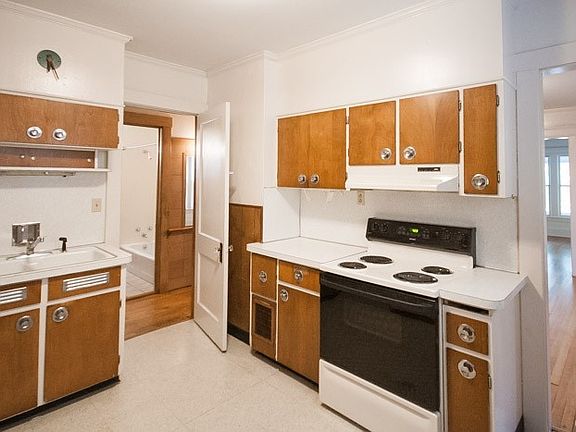 3rd image of 560 Clarendon St #64