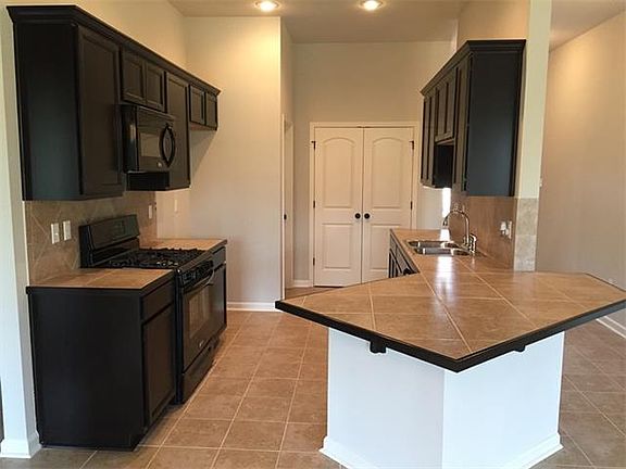 3rd image of 1033 E Creek Ct