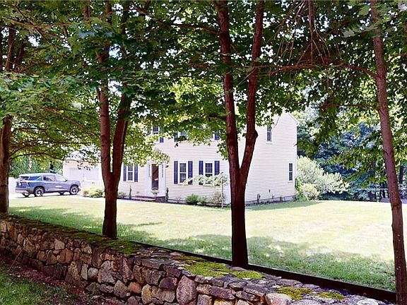 3rd image of 6 Forest Hill Dr