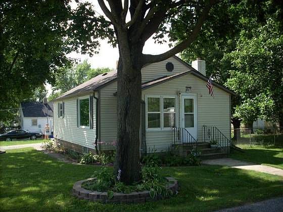 1st image of 915 10th Ave