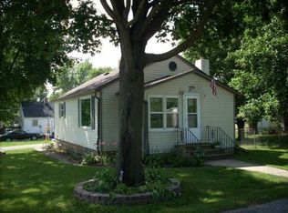 915 10th Ave, Vinton, IA 52349