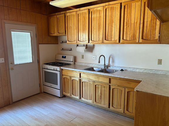4th image of 835 Hart Ln
