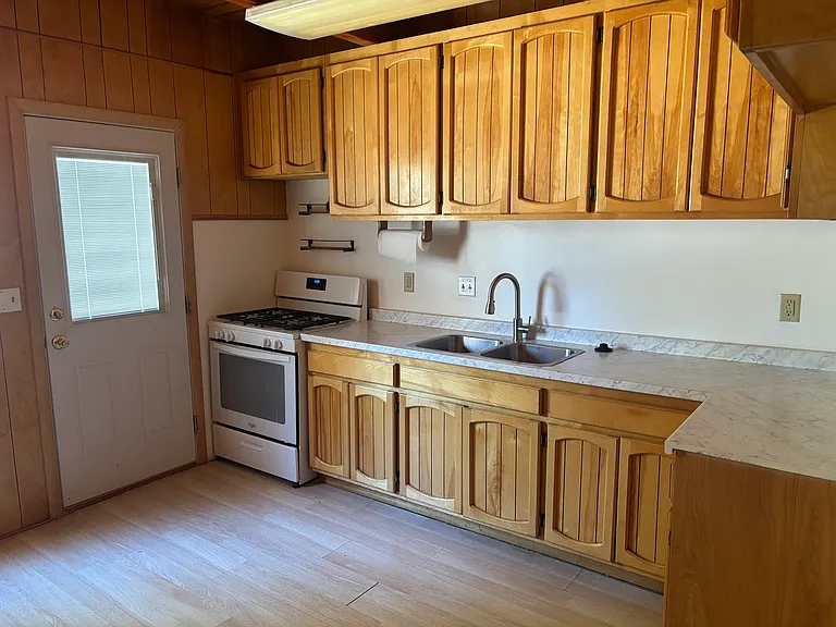835 Hart Ln — Photo 4