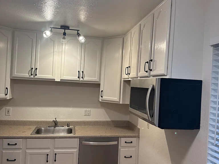 582 E H St #C — Photo 1
