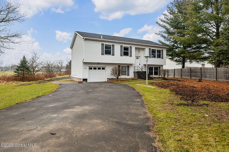 3rd image of 872 Queen Ann Road