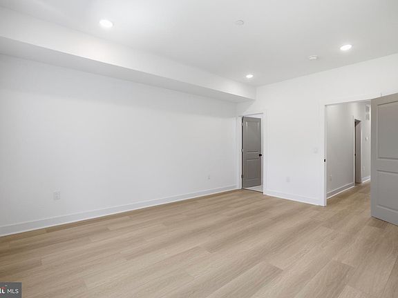 5th image of 3931 Fairmount Ave #2