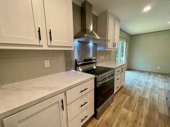 5th image of 399 Charles St