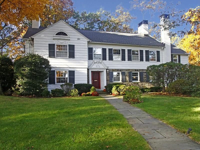 Gracious Colonial, Majestically Sited
