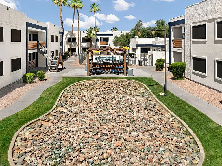 Celeste on Glendale — Photo 25