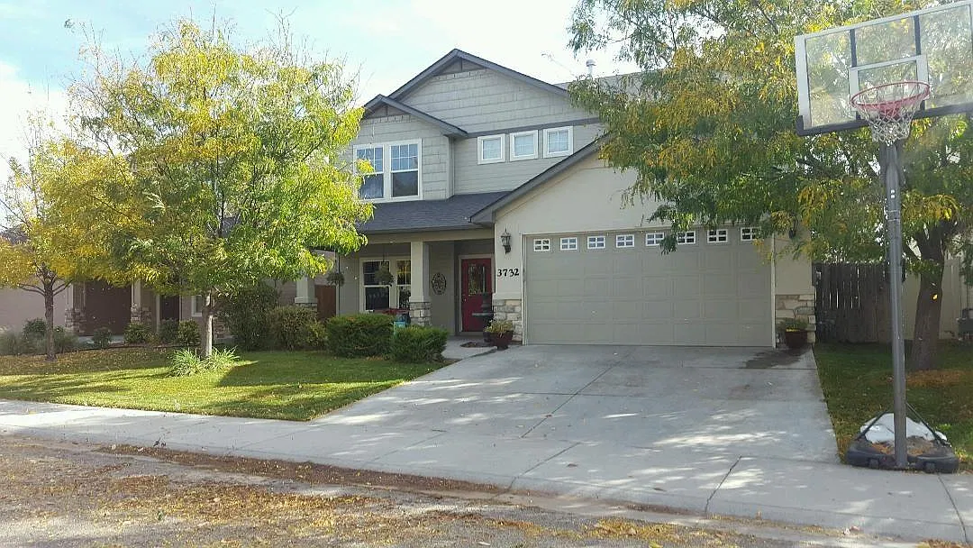 4 bed, 2.5 bath, 2525 sqft, $2,800 — Photo 1