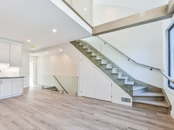 180 Broadview Ave #2, Toronto, ON M4M 2G5