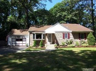 25 Woods End Rd N, Dix Hills, NY 11746