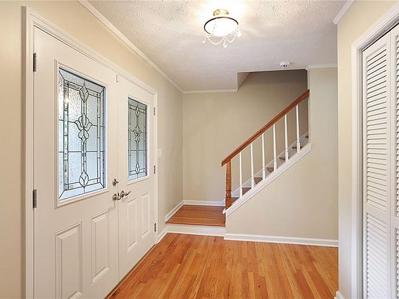 3rd image of 15 Sweetwood Ct