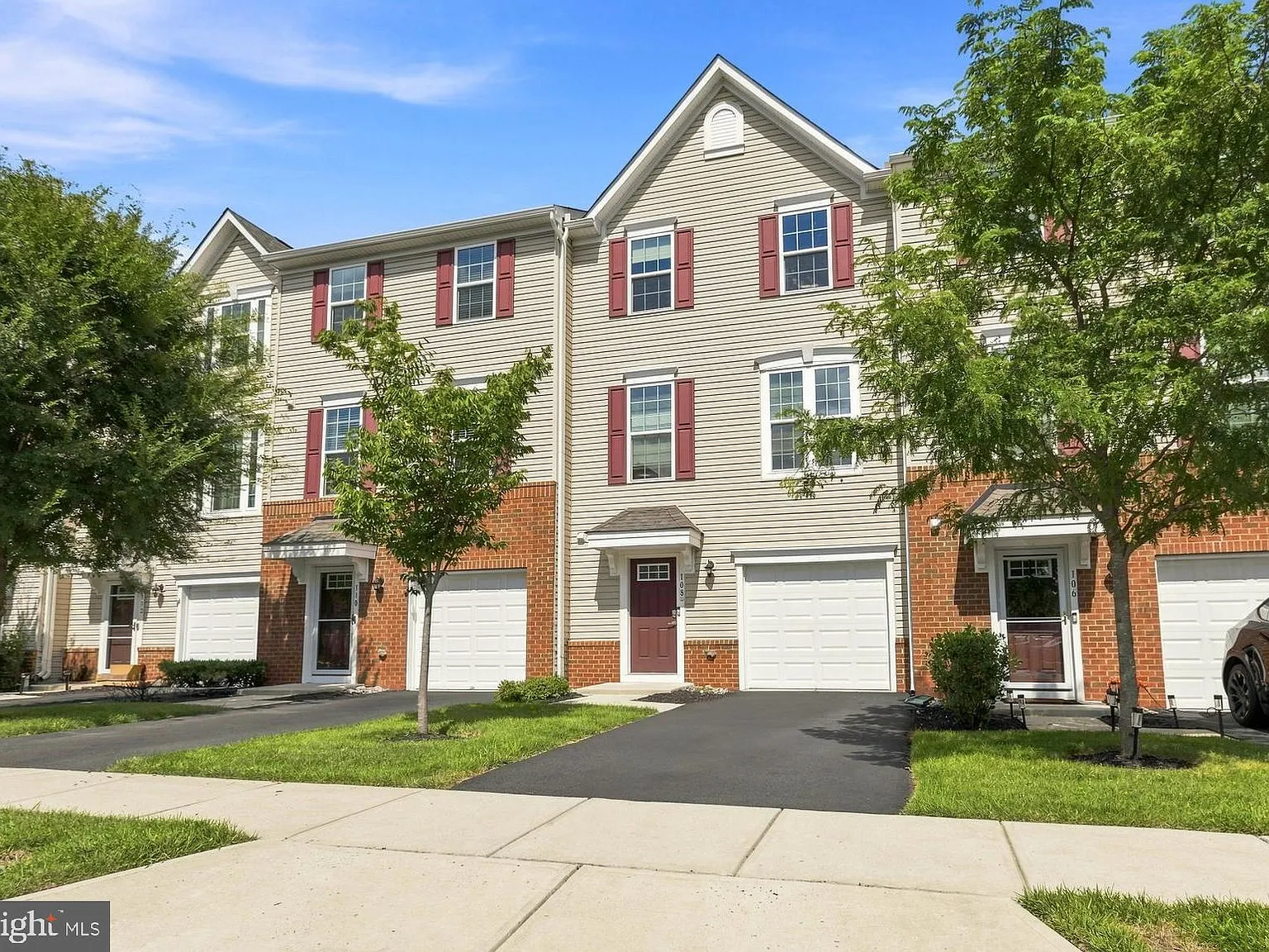 3 bed, 2.5 bath, 2290 sqft, $3,100 — Photo 2
