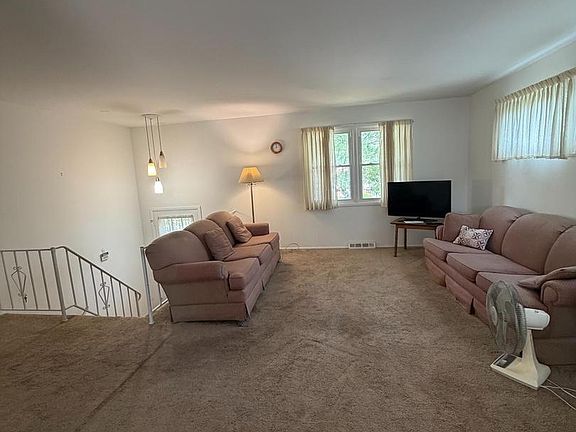 3rd image of 902 Averill Rd