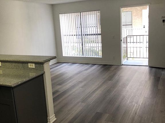 5th image of 1402 N Alta Vista Blvd