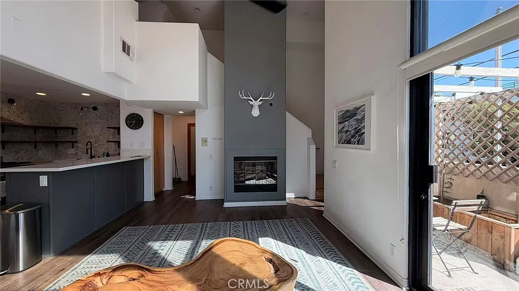 2 bed, 2.5 bath, 1236 sqft, $5,900 — Photo 1