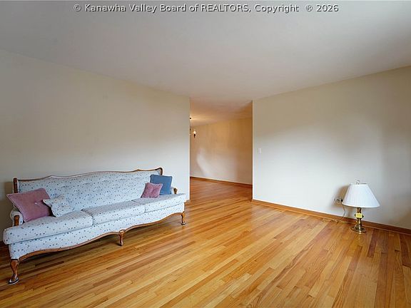 3rd image of 221 Morris Ave