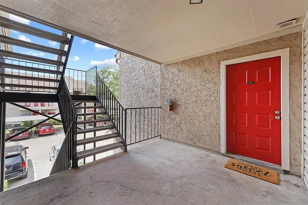 2 bed, 2.0 bath, 951 sqft, $1,300 — Photo 3