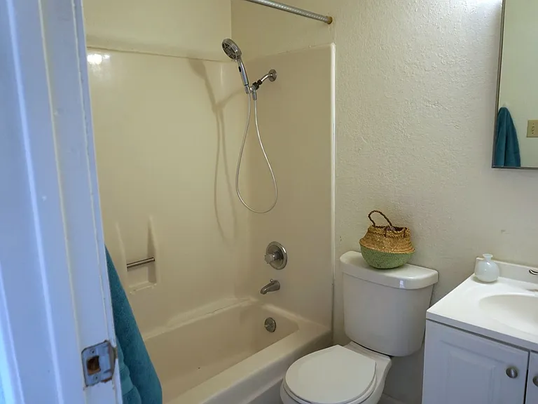 214-216 N Canyon Dr — Photo 5