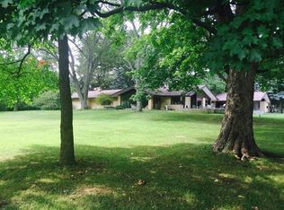 607 Bullseye Lake Rd, Valparaiso, IN 46383