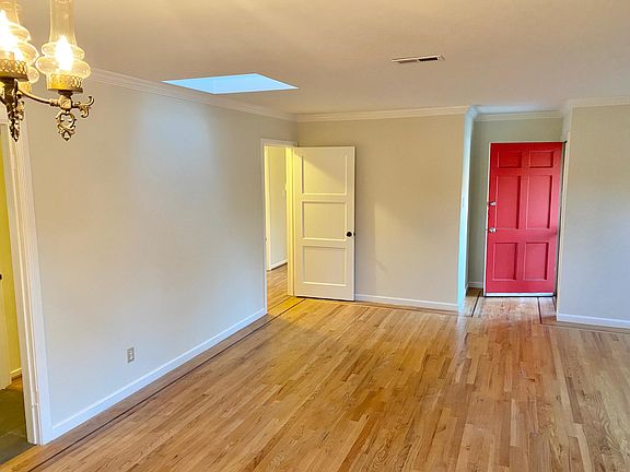 5th image of 309 Schroeder St