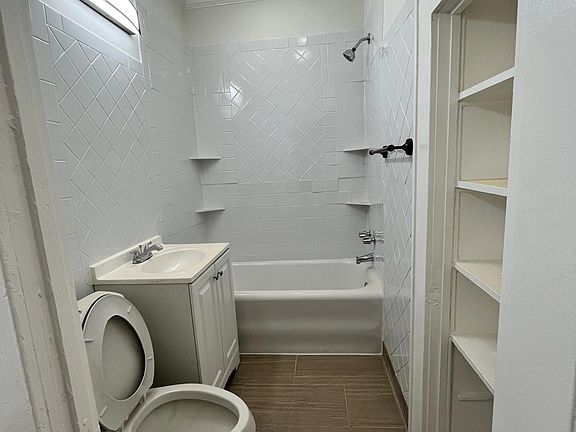 4th image of 5211 Worth St #1