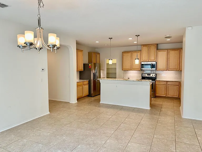 413 Hunters Hill Dr — Photo 4