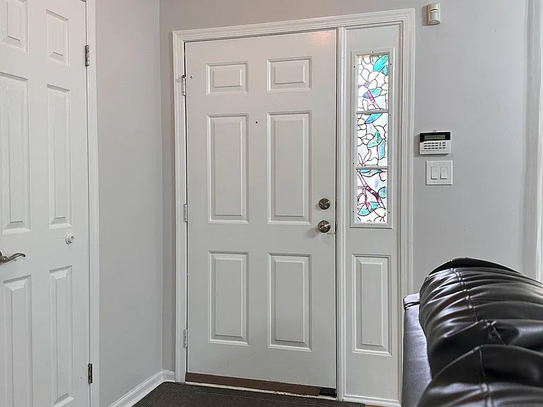 1073 Roseberry Ct — Photo 2